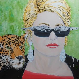 Carola Paschold -Hommage Catherine Deneuve mit schwarzer Jaguar-Sonnenbrille , ein Jaguar legt seinen Kopf auf Ihre Schulter