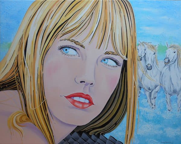 Carola Paschold -Hommage Jane Birkin, Portrait junge Blondine, Hintergrund weiße Pferde im Wasser, Camargue