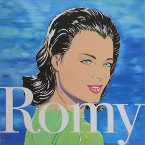 Hommage an Romy Schneider im grünen Kleid vor blauem Hintergrund mit Logo